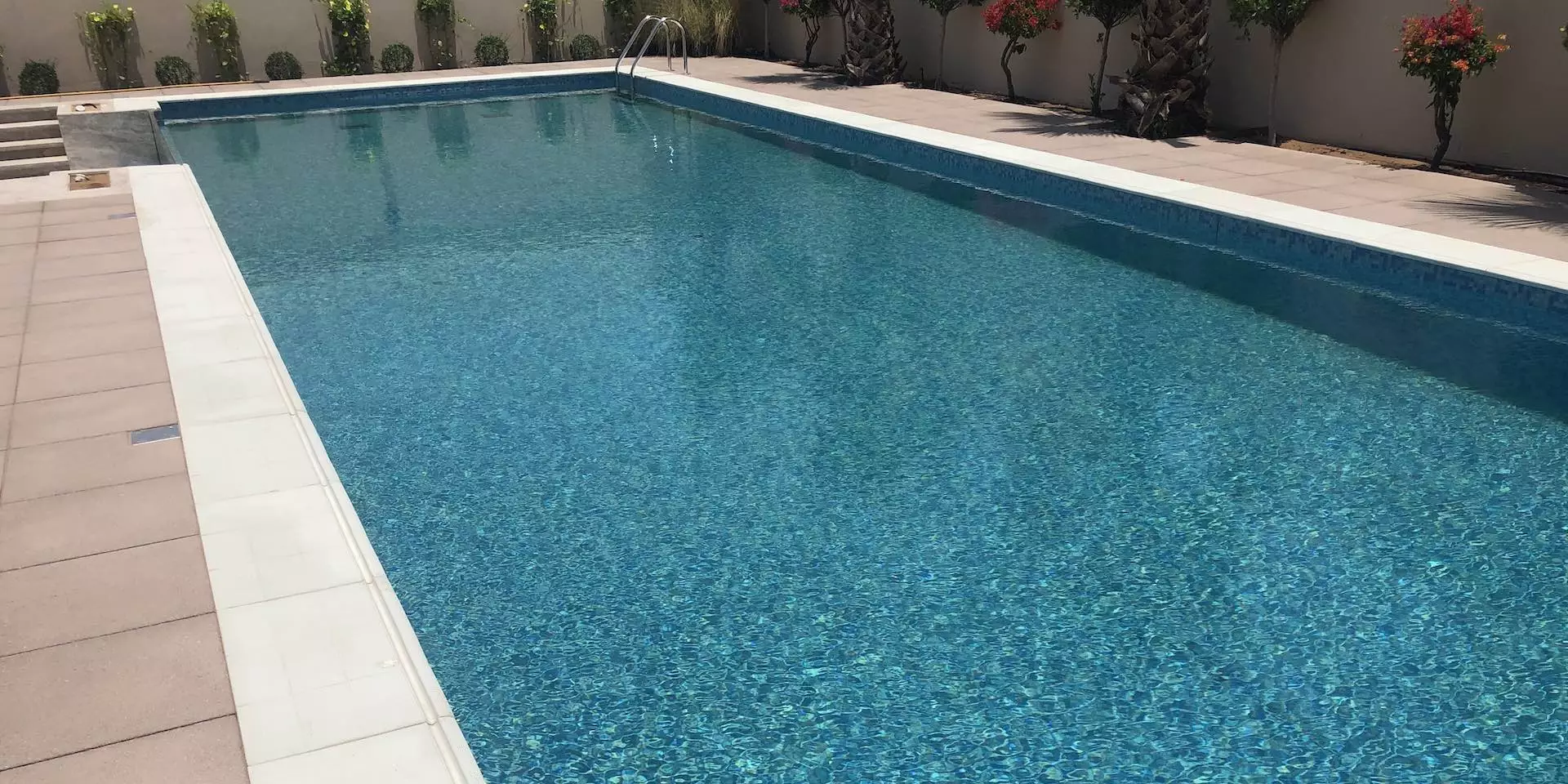 Overflow Pool Transparent Wall