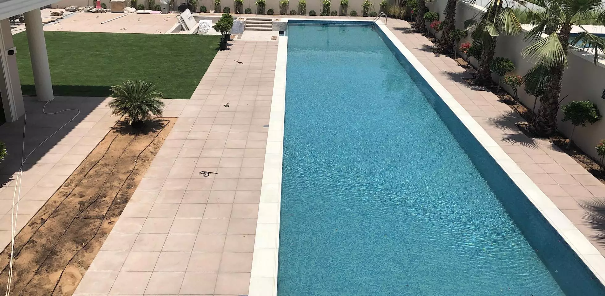 Overflow Pool Transparent Wall