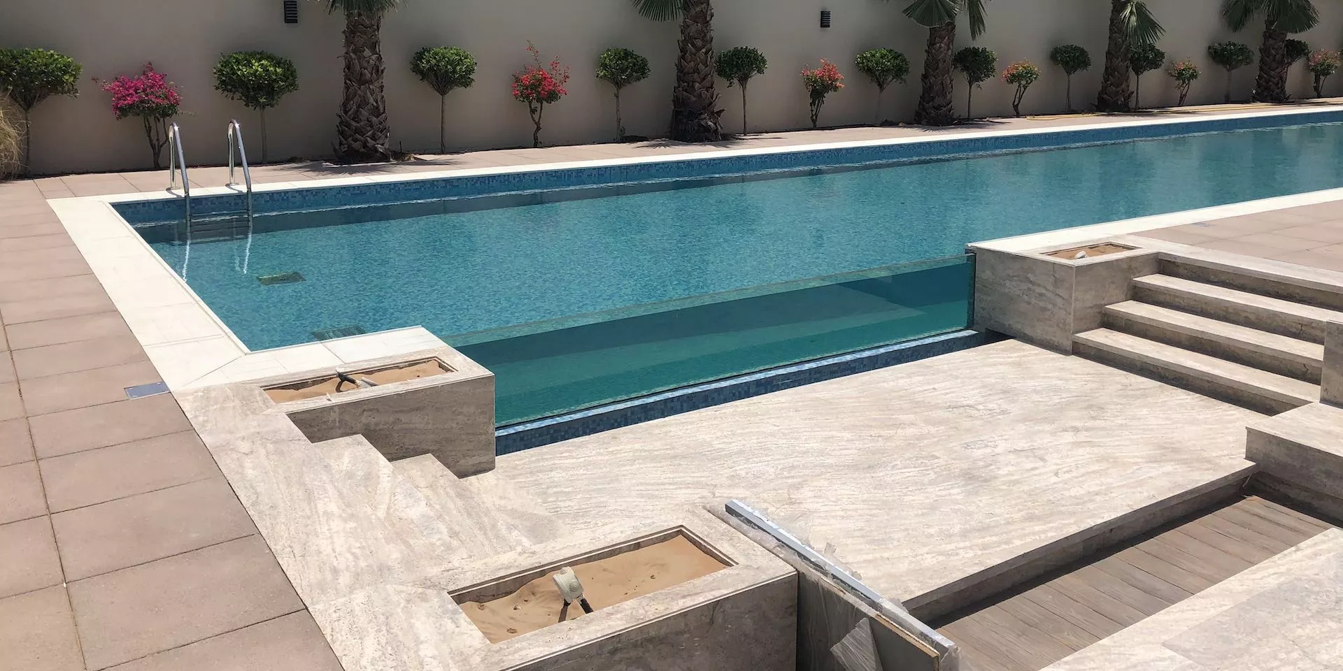 Overflow Pool Transparent Wall – 25 m x 5 m