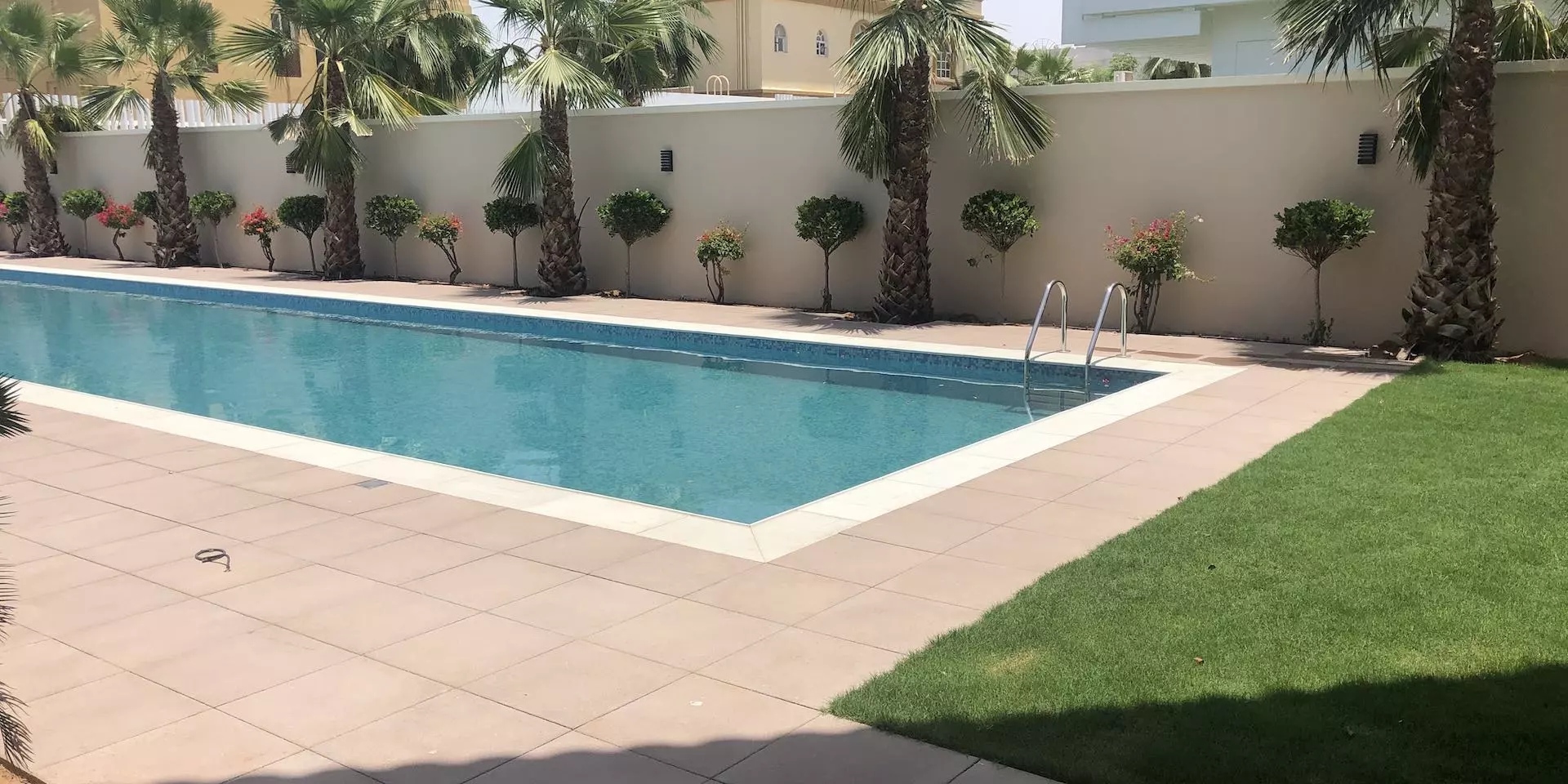 Overflow Pool Transparent Wall