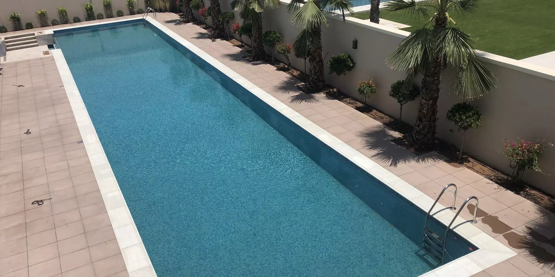 Overflow Pool Transparent Wall