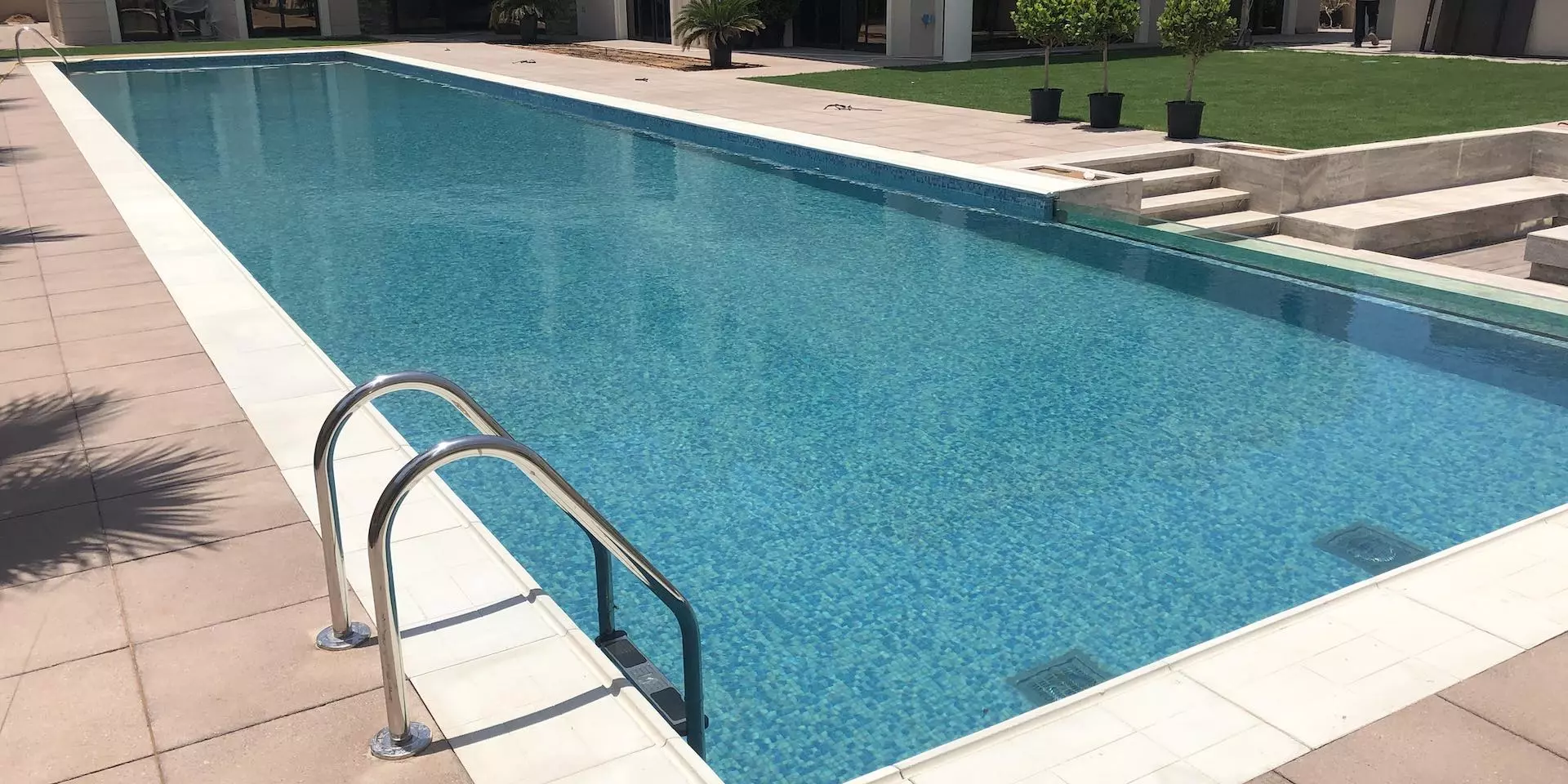 Overflow Pool Transparent Wall