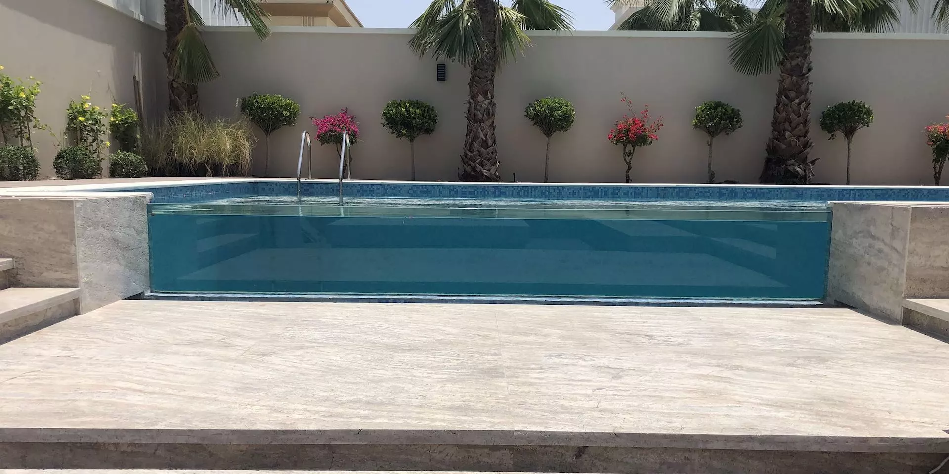 Overflow Pool Transparent Wall