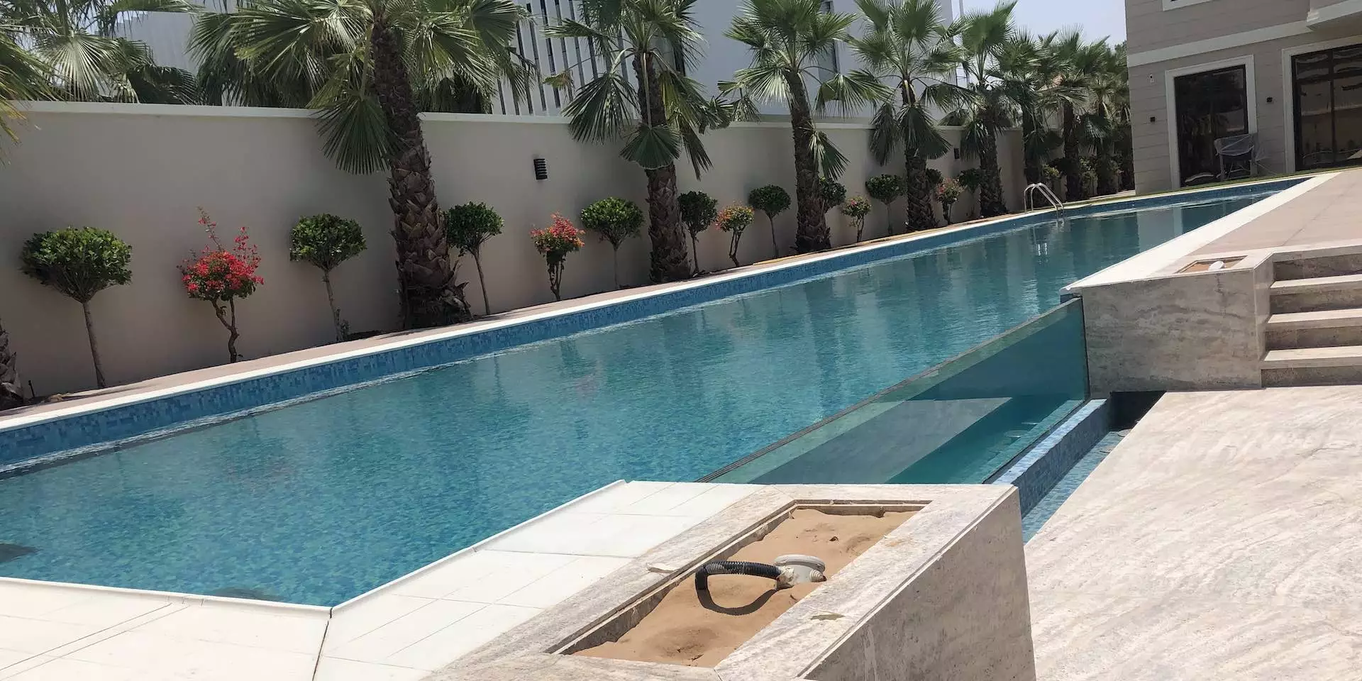 Overflow Pool Transparent Wall