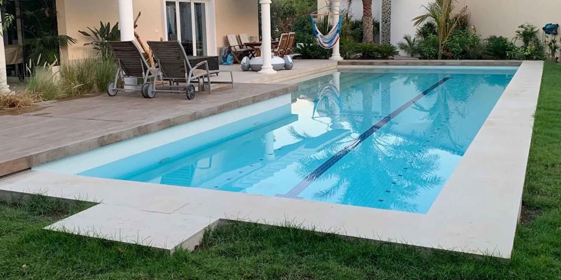 Elegant Skimmer Pool