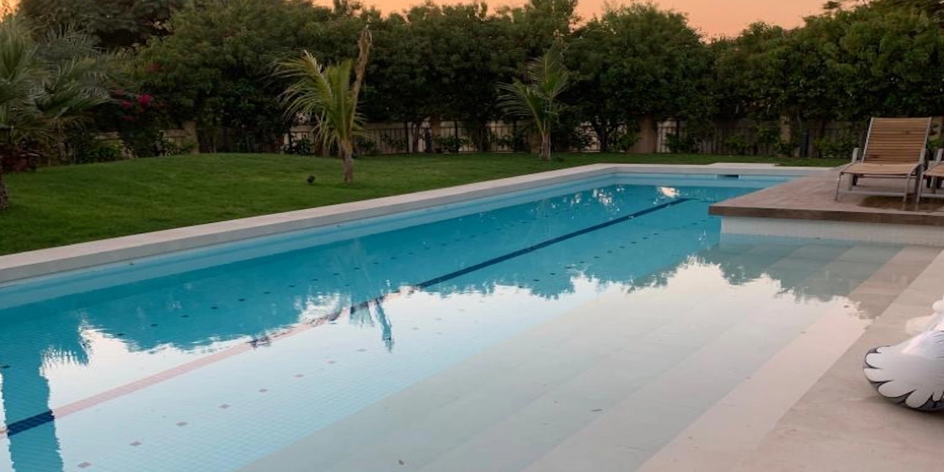 Elegant Skimmer Pool