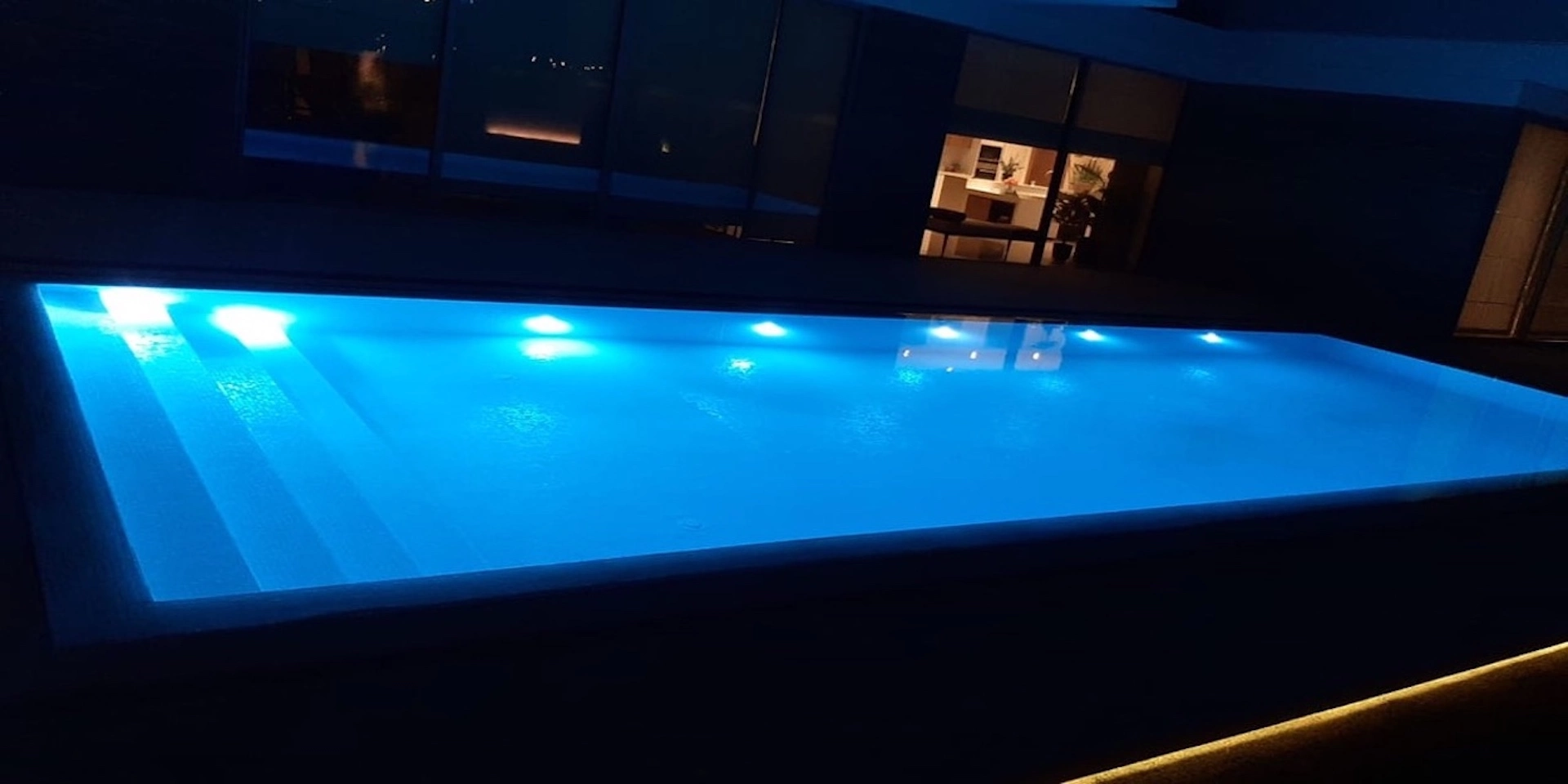 White Pearl Mirror Pool