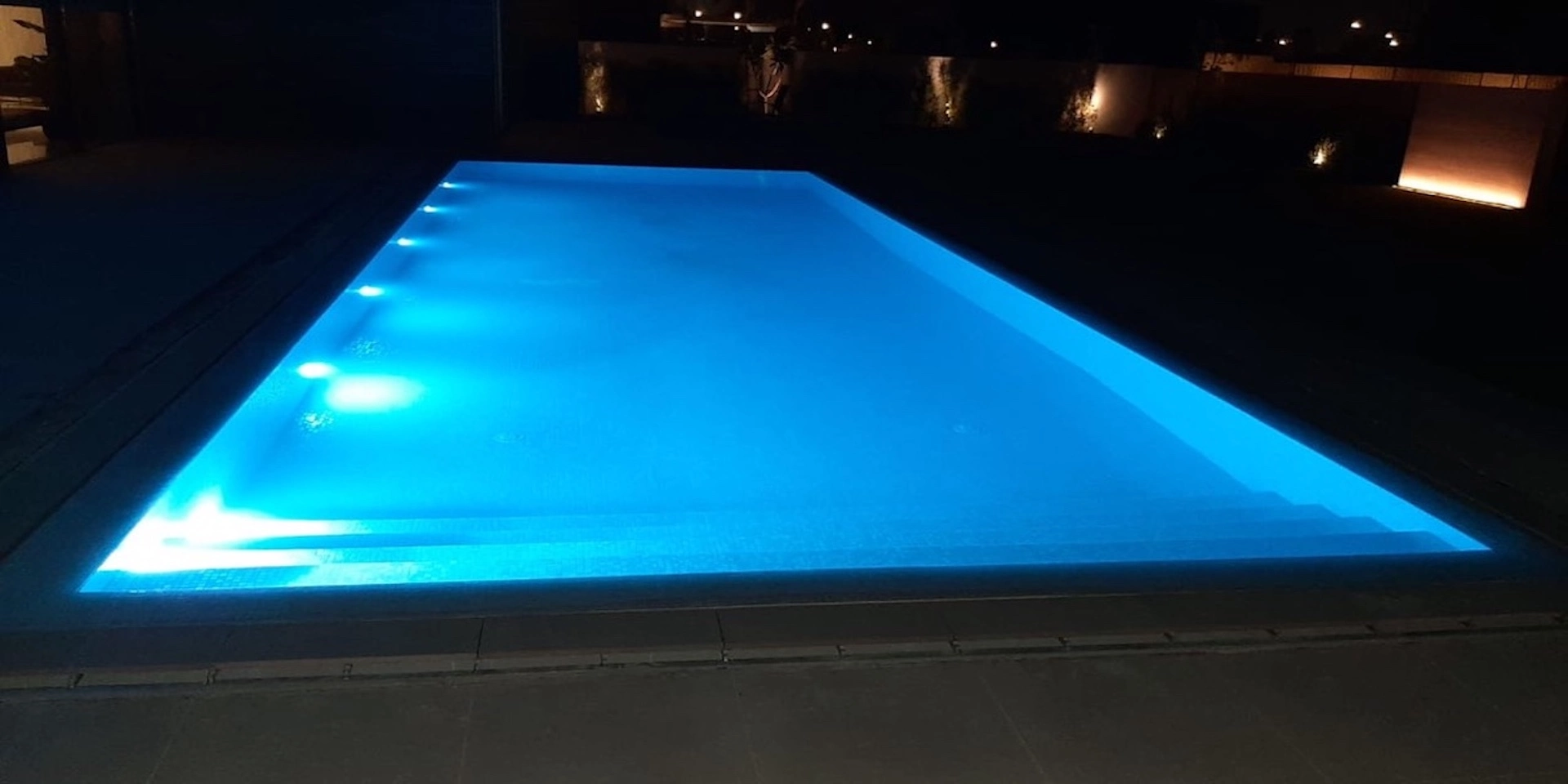 White Pearl Mirror Pool