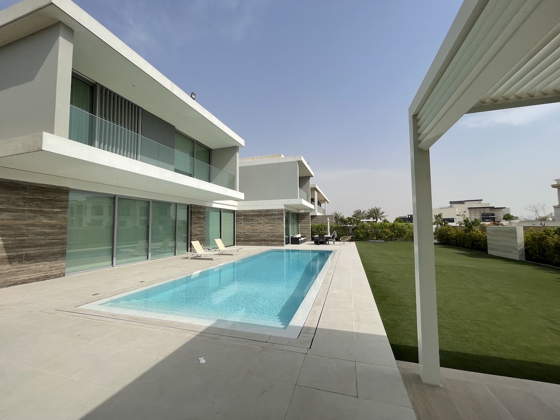 Luxury Overflow White Pearl Mirror Pool | Dubai Hills Dubai – Custom Luxury Mirror Swimming Pool with White Mosaic Finishes & LED Lighting