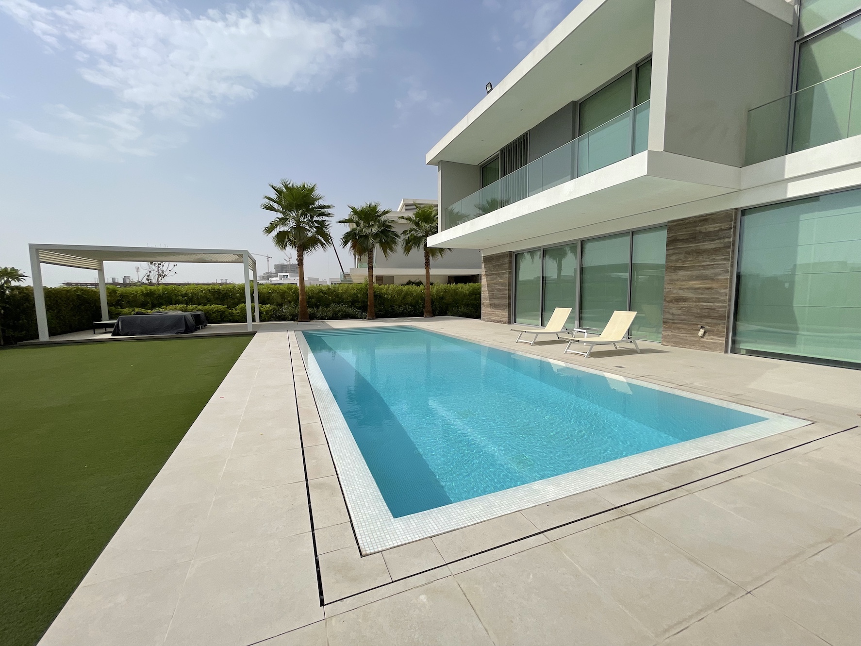 Luxury Overflow White Pearl Mirror Pool | Dubai Hills Dubai