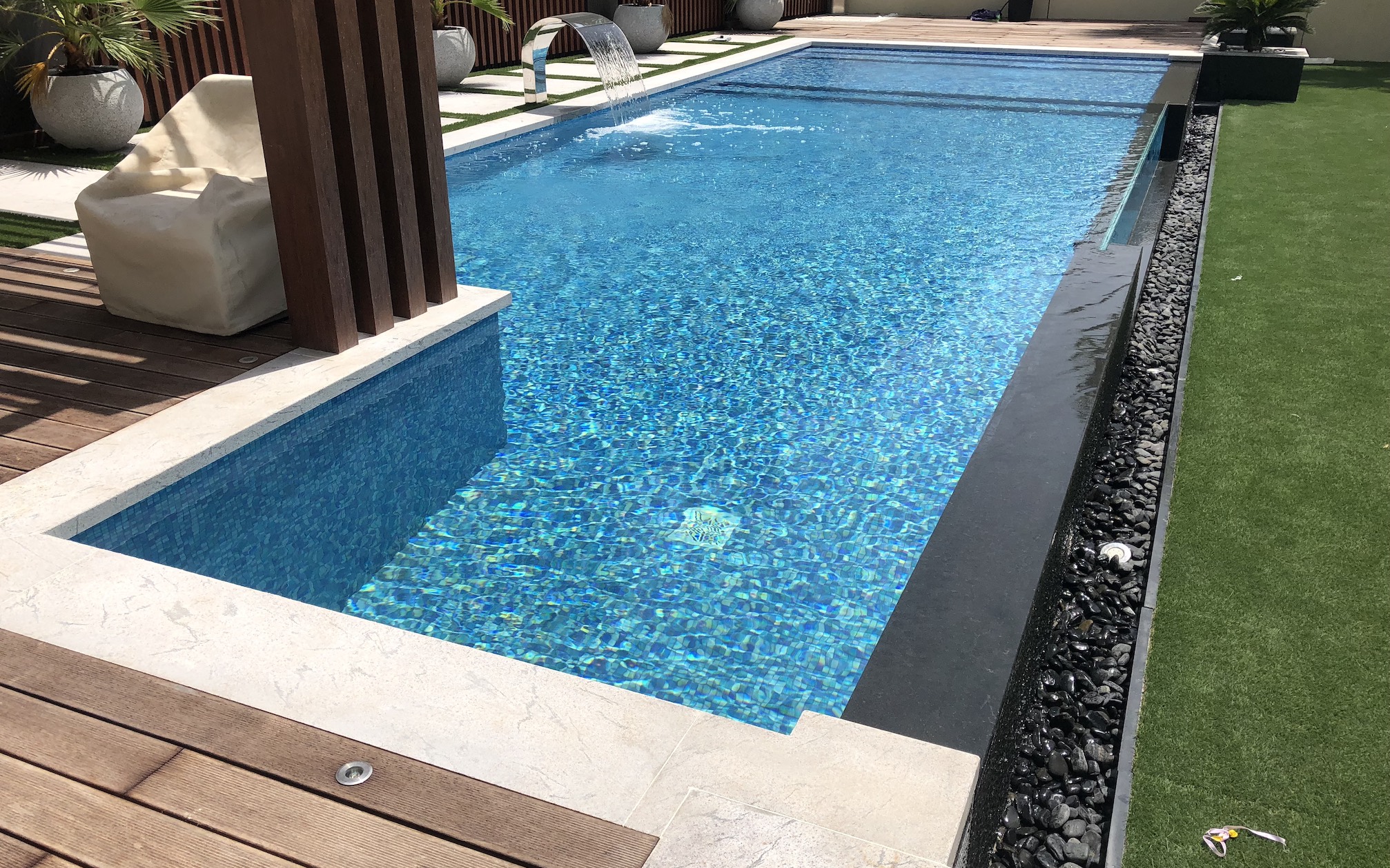 Luxury Infinity Pool with Acrylic Wall | Jumeirah Park Dubai