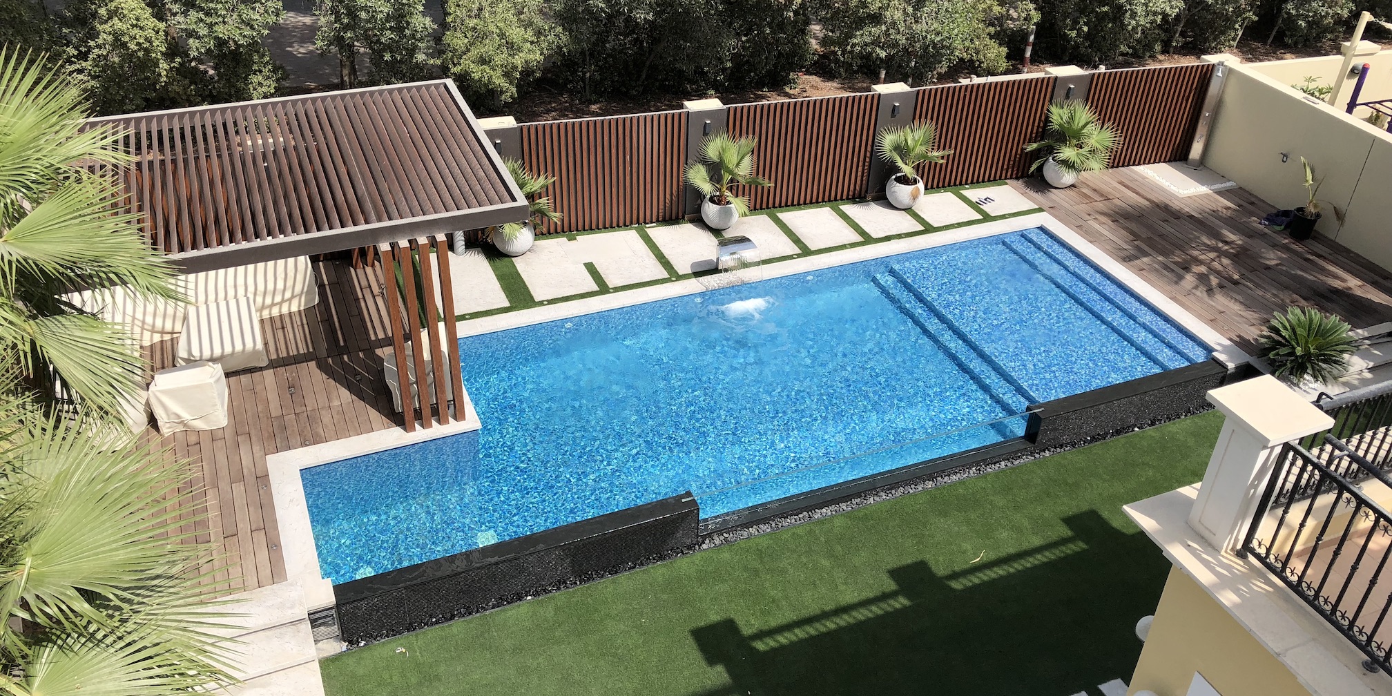 Luxury Infinity Pool with Acrylic Wall | Jumeirah Park Dubai – Custom Overflow Swimming Pool with Acrylic Viewing Panel & LED Lighting