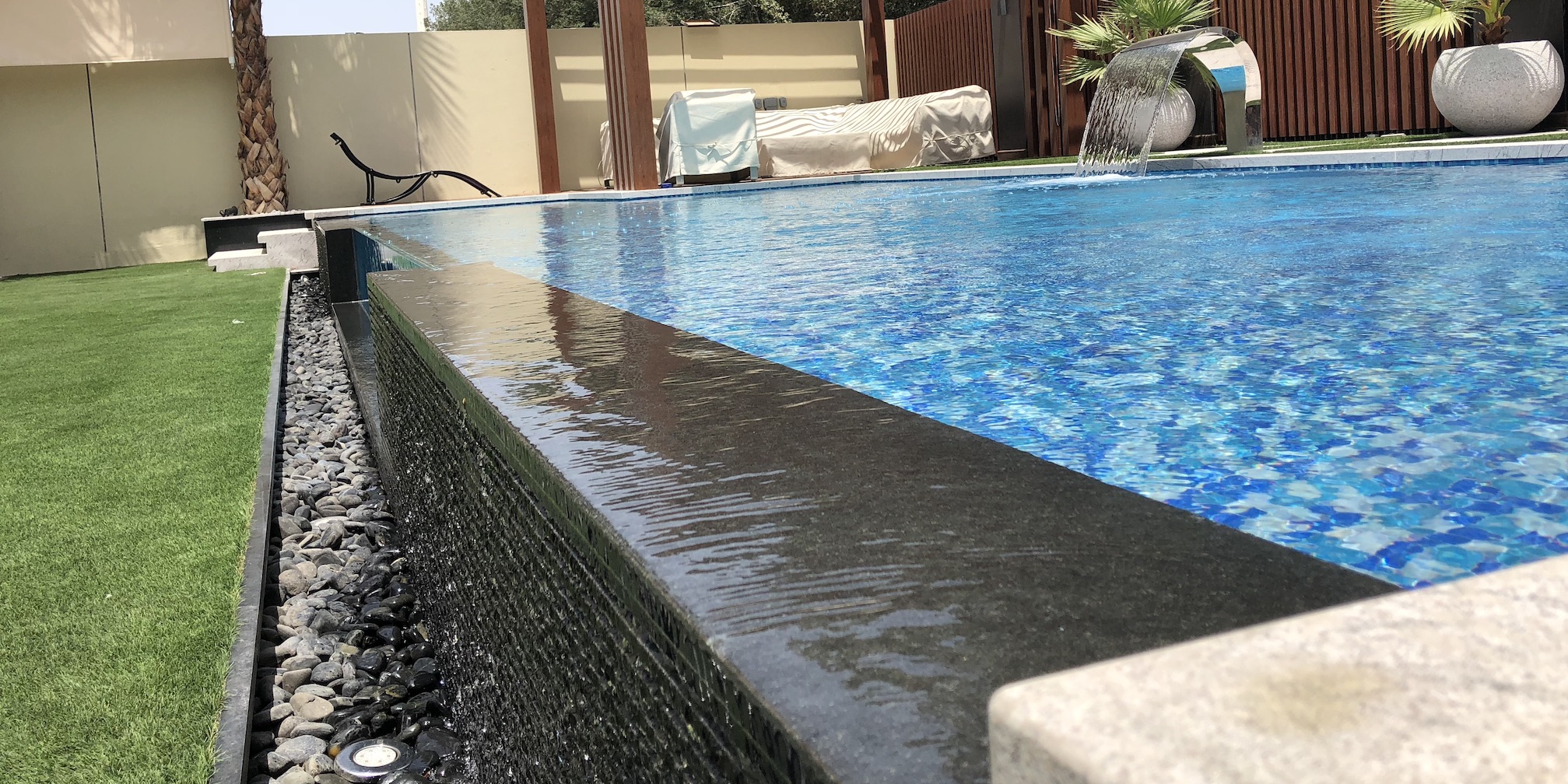 Luxury Infinity Pool with Acrylic Wall | Jumeirah Park Dubai