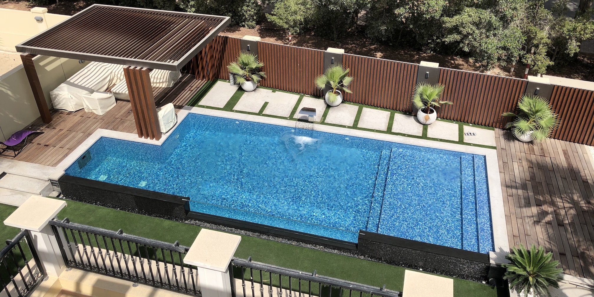 Luxury Infinity Pool with Acrylic Wall | Jumeirah Park Dubai