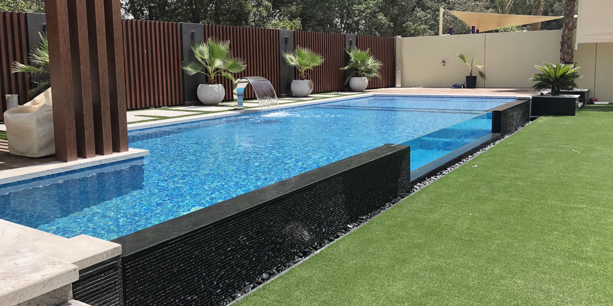 Luxury Infinity Pool with Acrylic Wall | Jumeirah Park Dubai