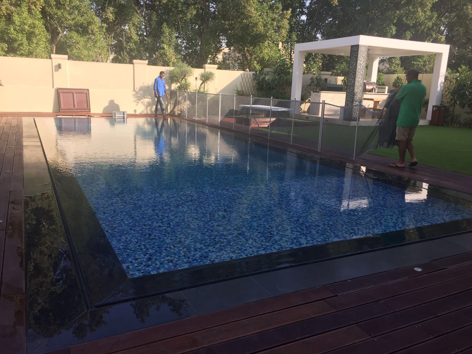 Luxury Mirror Overflow Pool | Jumeirah Park Dubai – Custom Mirror-Effect Overflow Swimming Pool with LED Lighting