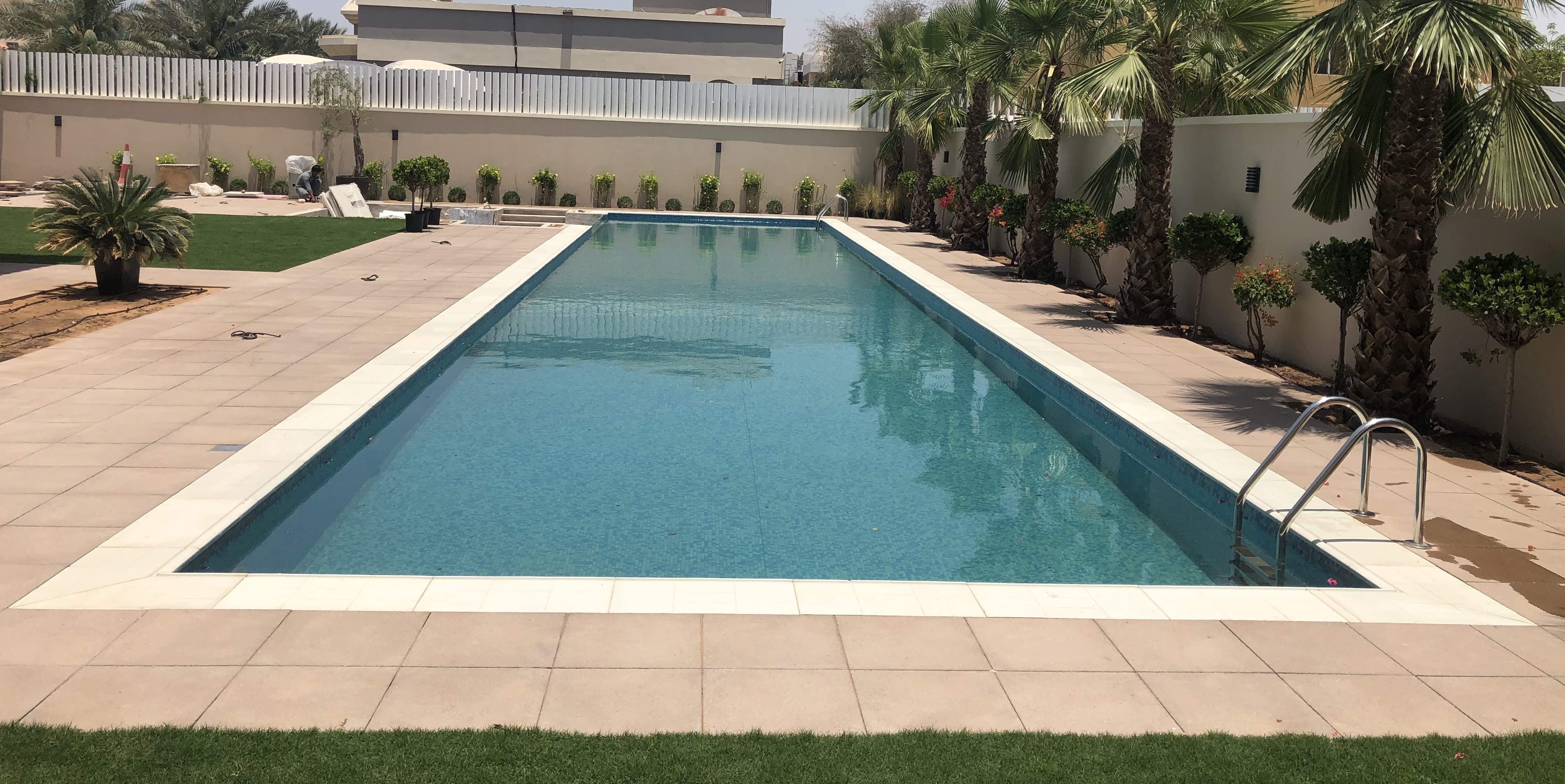 Overflow Pool Transparent Wall