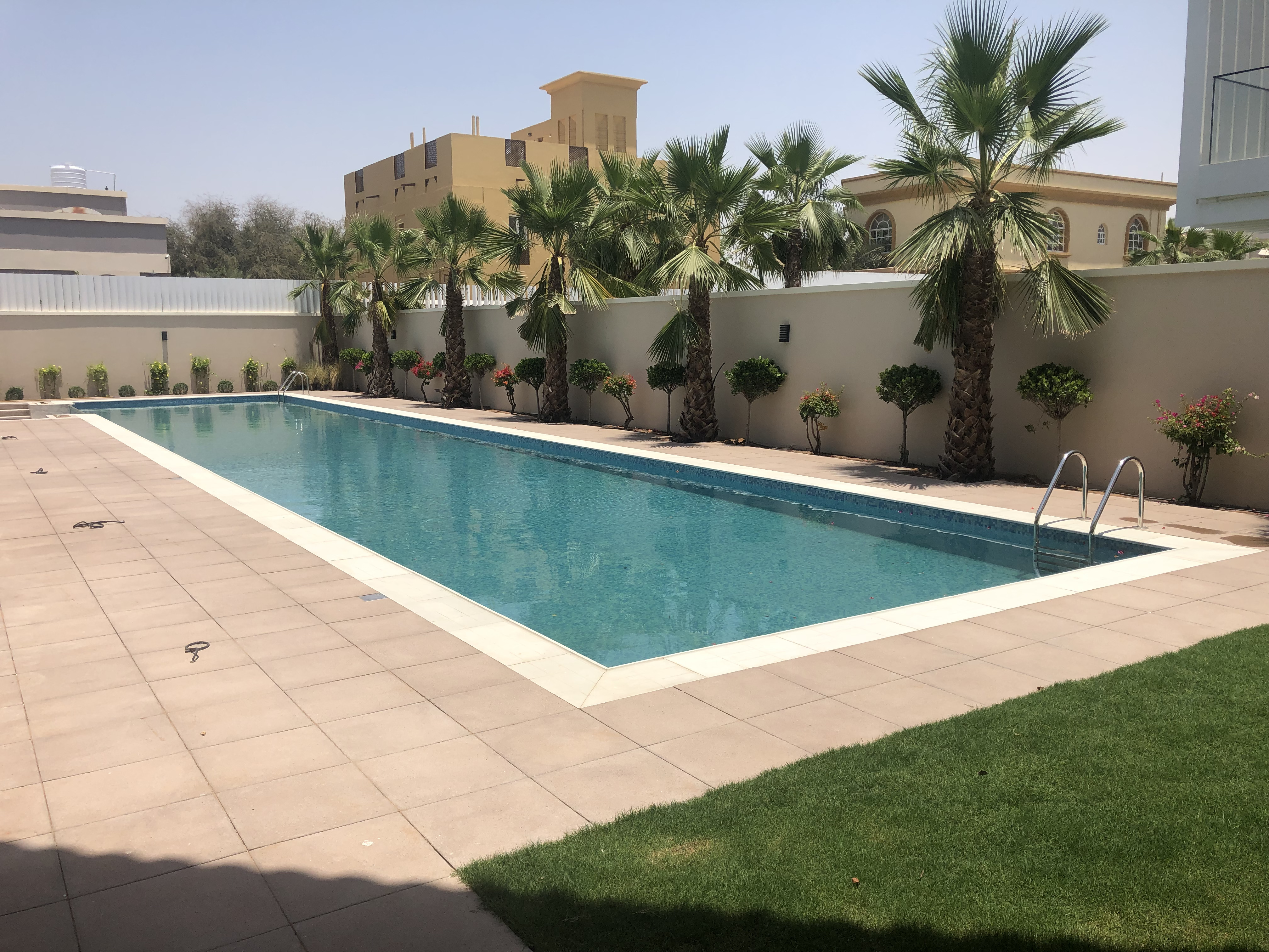 Overflow Pool Transparent Wall