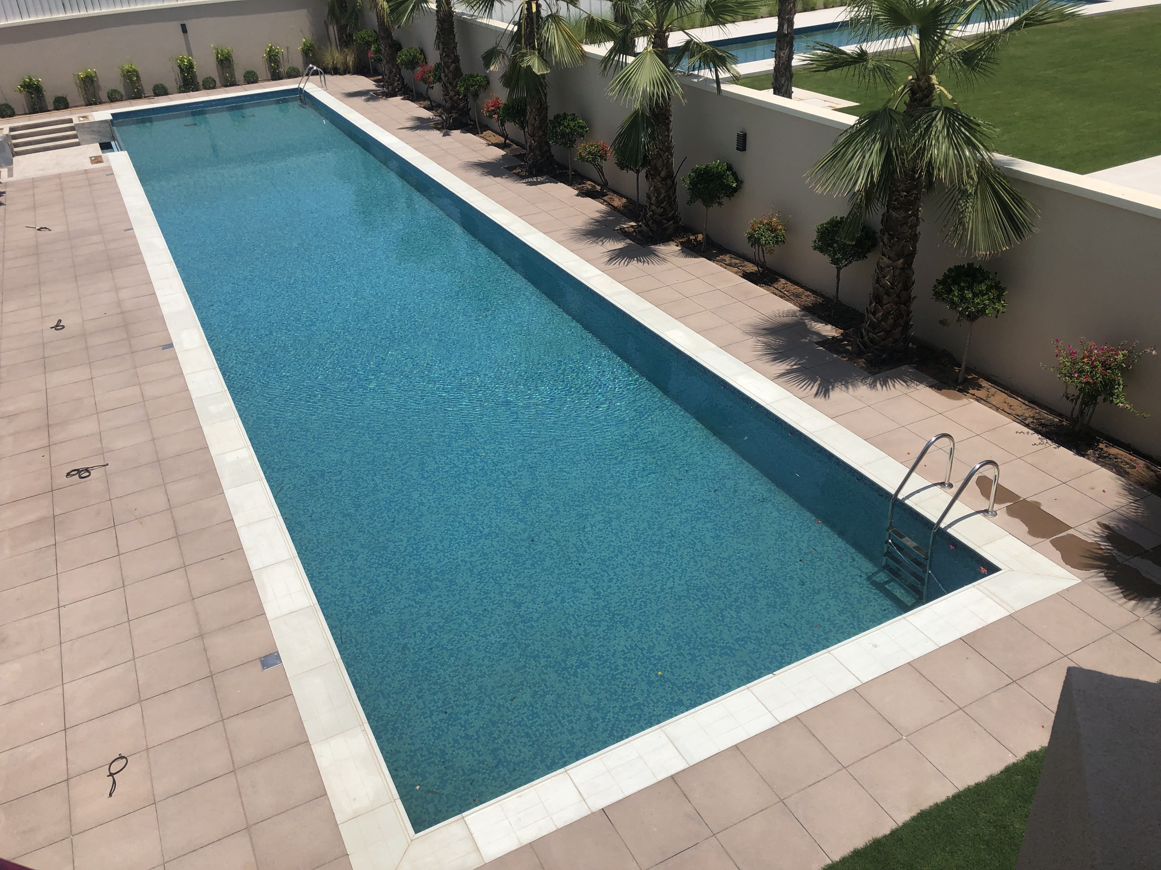 Overflow Pool Transparent Wall