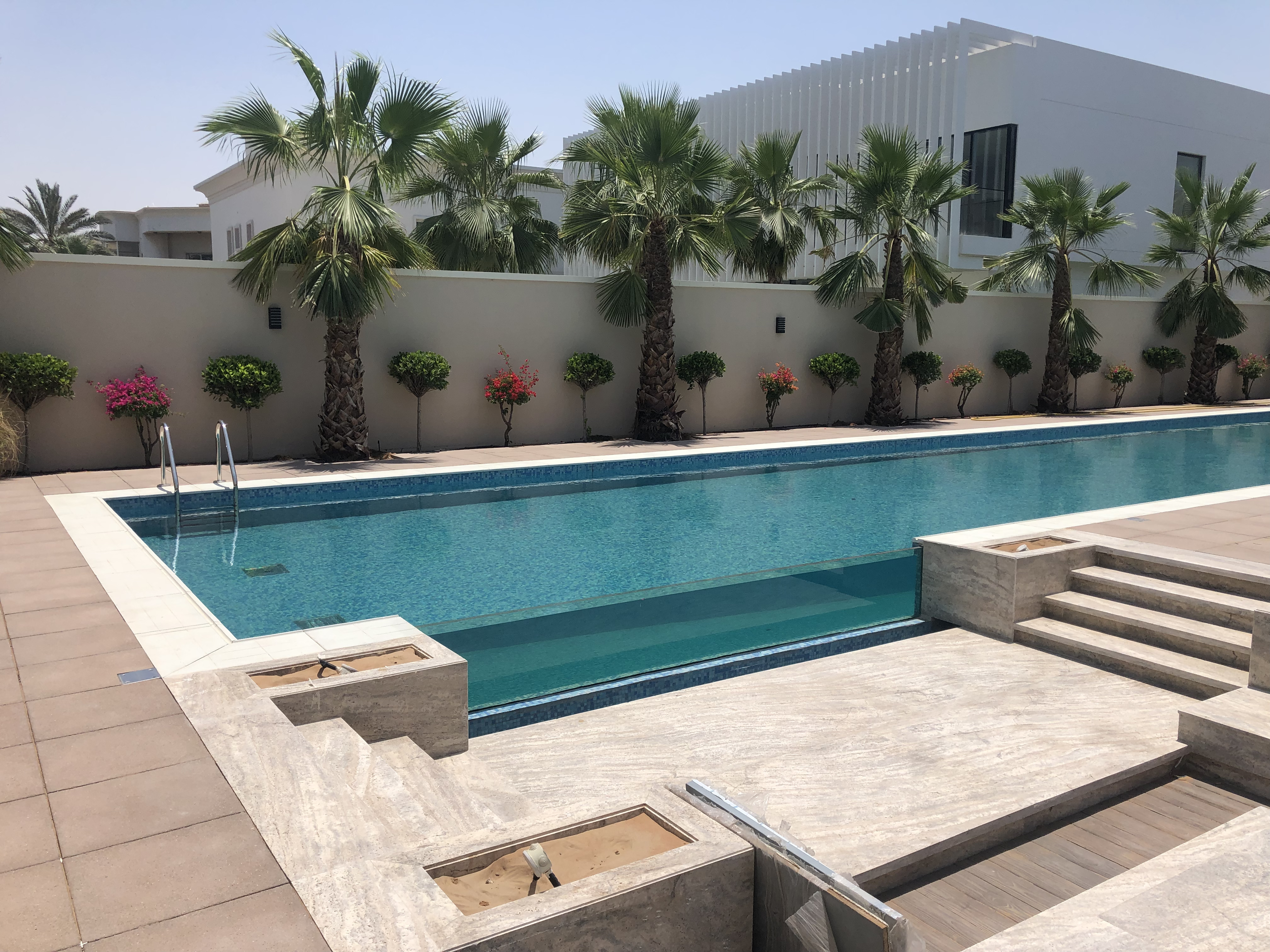 Overflow Pool Transparent Wall