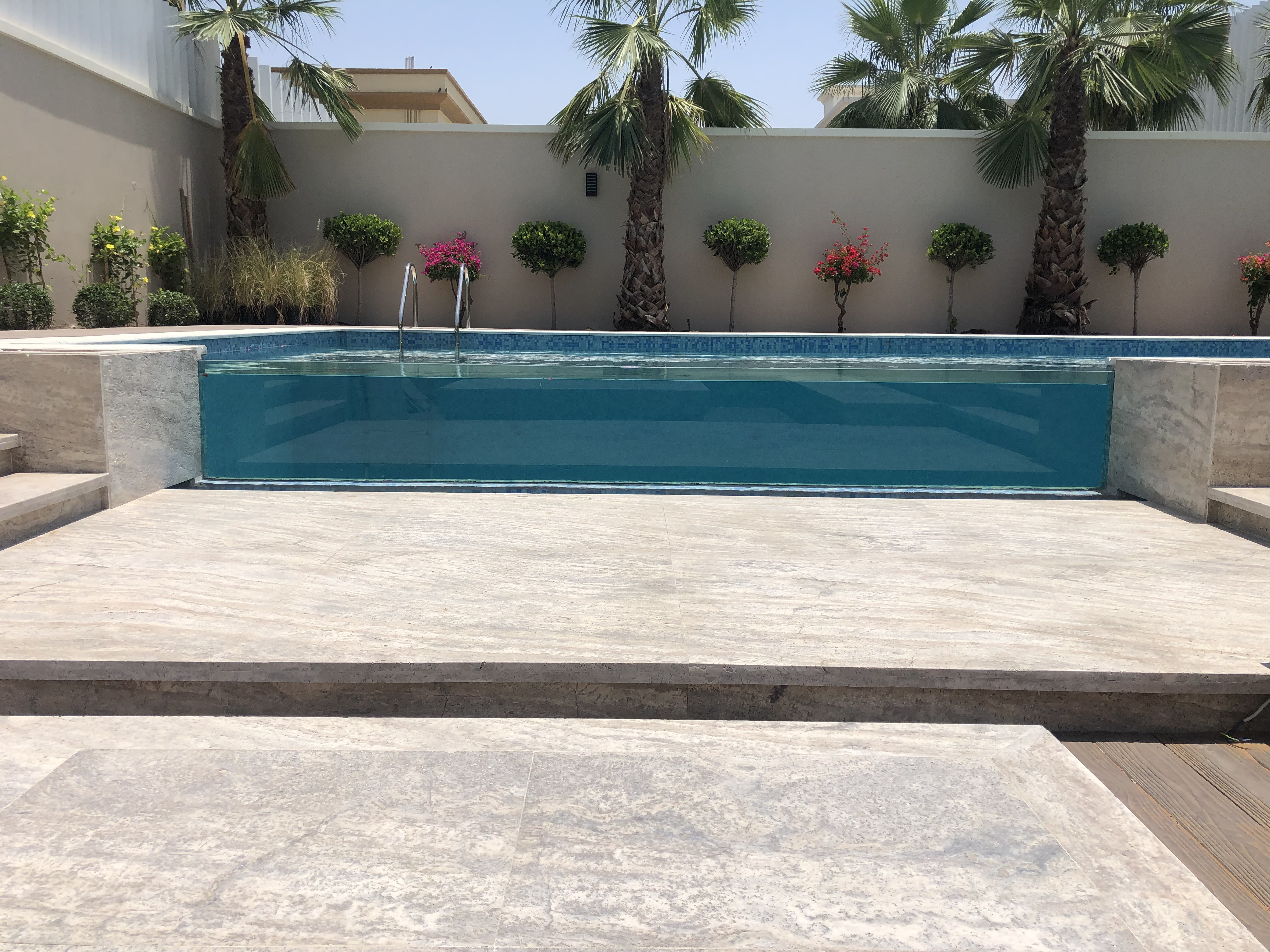 Overflow Pool Transparent Wall
