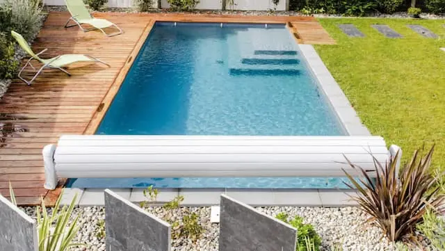 Above-water motorized pool cover OPEN Néo model