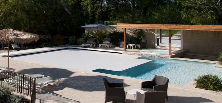 IMM'BOX submerged pool cover with external motor