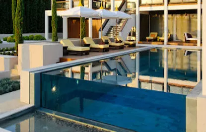 Modern acrylic swimming pool with transparent walls for a unique aesthetic