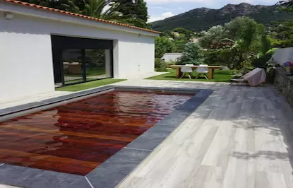 Innovative swimming pool with a movable floor for adjustable depth